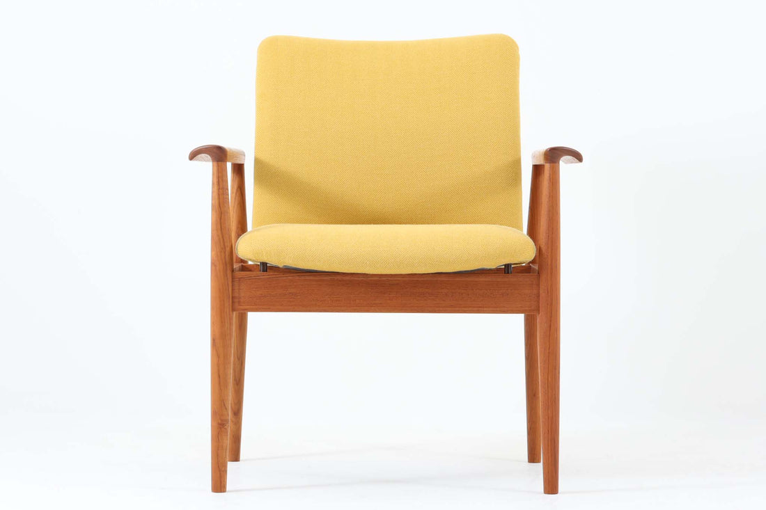 デンマークの名門家具メーカーFrance & Son社によるDiplomat Chair（ディプロマットチェア）。フレームには温かみのあるチーク材を使用し、美しい木目と滑らかなアームの曲線が特徴的。シンプルながらもエレガントな佇まいで、ヴィンテージ家具ならではの趣を感じられます。座面と背もたれには、張り替え済みのイエロー系ファブリックを使用。発色の良い生地が空間に明るさをプラスし、座り心地の良さも兼ね備えています。リビングや書斎、オフィスなど、さまざまな空間に調和するミッドセンチュリー・モダンの魅力が詰まった逸品です。