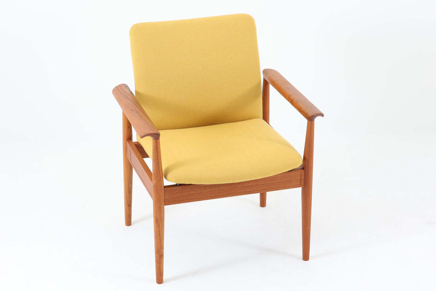 デンマークの名門家具メーカーFrance & Son社によるDiplomat Chair（ディプロマットチェア）。フレームには温かみのあるチーク材を使用し、美しい木目と滑らかなアームの曲線が特徴的。シンプルながらもエレガントな佇まいで、ヴィンテージ家具ならではの趣を感じられます。座面と背もたれには、張り替え済みのイエロー系ファブリックを使用。発色の良い生地が空間に明るさをプラスし、座り心地の良さも兼ね備えています。リビングや書斎、オフィスなど、さまざまな空間に調和するミッドセンチュリー・モダンの魅力が詰まった逸品です。