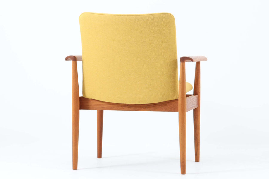 デンマークの名門家具メーカーFrance & Son社によるDiplomat Chair（ディプロマットチェア）。フレームには温かみのあるチーク材を使用し、美しい木目と滑らかなアームの曲線が特徴的。シンプルながらもエレガントな佇まいで、ヴィンテージ家具ならではの趣を感じられます。座面と背もたれには、張り替え済みのイエロー系ファブリックを使用。発色の良い生地が空間に明るさをプラスし、座り心地の良さも兼ね備えています。リビングや書斎、オフィスなど、さまざまな空間に調和するミッドセンチュリー・モダンの魅力が詰まった逸品です。