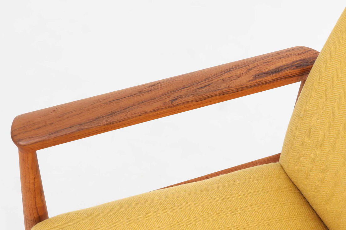 デンマークの名門家具メーカーFrance & Son社によるDiplomat Chair（ディプロマットチェア）。フレームには温かみのあるチーク材を使用し、美しい木目と滑らかなアームの曲線が特徴的。シンプルながらもエレガントな佇まいで、ヴィンテージ家具ならではの趣を感じられます。座面と背もたれには、張り替え済みのイエロー系ファブリックを使用。発色の良い生地が空間に明るさをプラスし、座り心地の良さも兼ね備えています。リビングや書斎、オフィスなど、さまざまな空間に調和するミッドセンチュリー・モダンの魅力が詰まった逸品です。