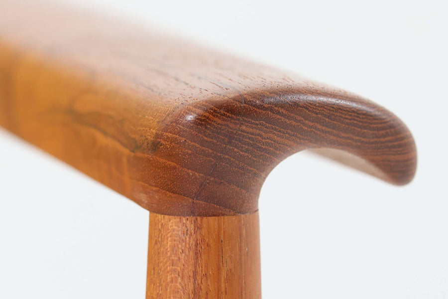 デンマークの名門家具メーカーFrance & Son社によるDiplomat Chair（ディプロマットチェア）。フレームには温かみのあるチーク材を使用し、美しい木目と滑らかなアームの曲線が特徴的。シンプルながらもエレガントな佇まいで、ヴィンテージ家具ならではの趣を感じられます。座面と背もたれには、張り替え済みのイエロー系ファブリックを使用。発色の良い生地が空間に明るさをプラスし、座り心地の良さも兼ね備えています。リビングや書斎、オフィスなど、さまざまな空間に調和するミッドセンチュリー・モダンの魅力が詰まった逸品です。