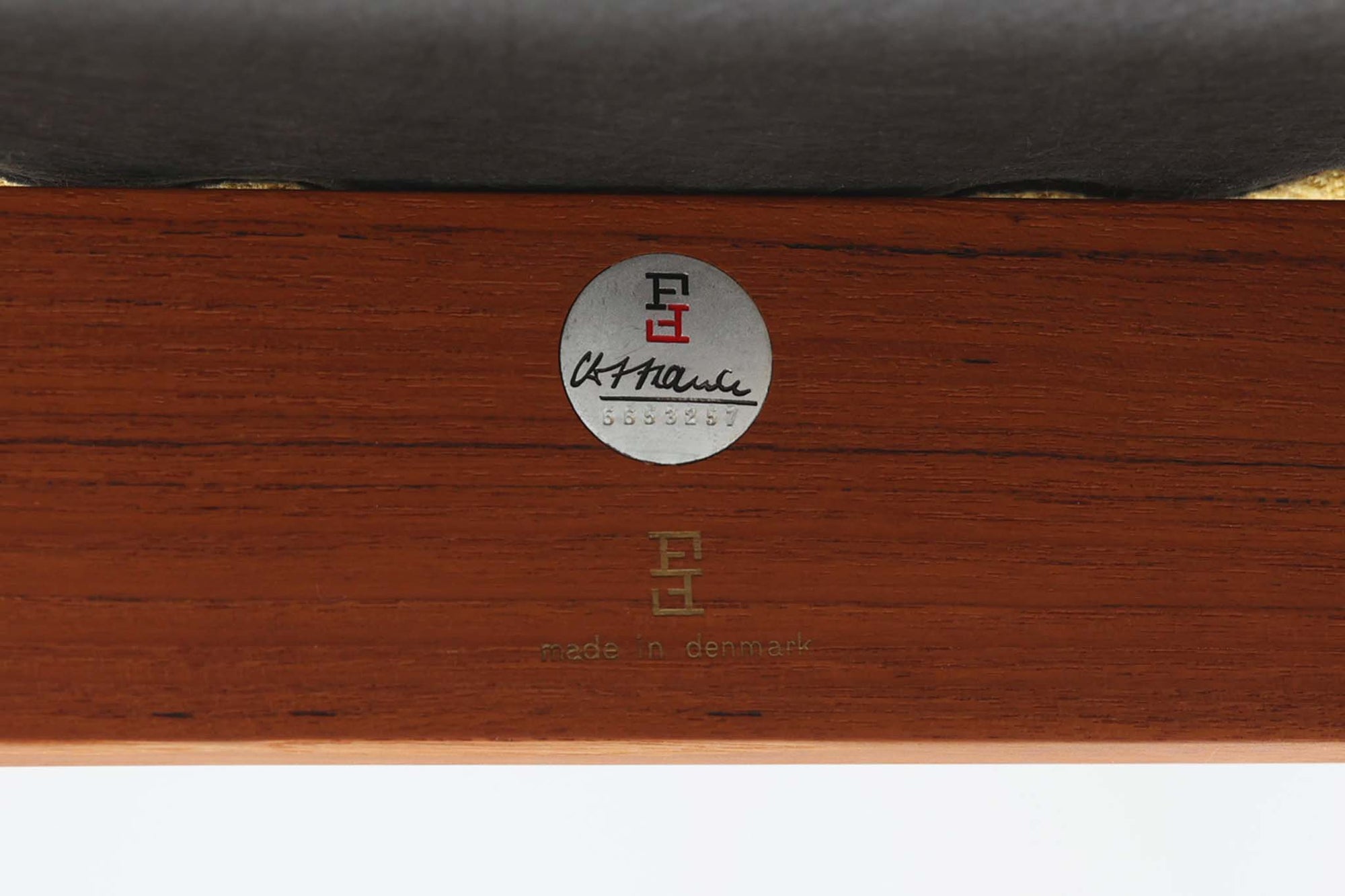 デンマークの名門家具メーカーFrance &amp; Son社によるDiplomat Chair（ディプロマットチェア）。フレームには温かみのあるチーク材を使用し、美しい木目と滑らかなアームの曲線が特徴的。シンプルながらもエレガントな佇まいで、ヴィンテージ家具ならではの趣を感じられます。座面と背もたれには、張り替え済みのイエロー系ファブリックを使用。発色の良い生地が空間に明るさをプラスし、座り心地の良さも兼ね備えています。リビングや書斎、オフィスなど、さまざまな空間に調和するミッドセンチュリー・モダンの魅力が詰まった逸品です。