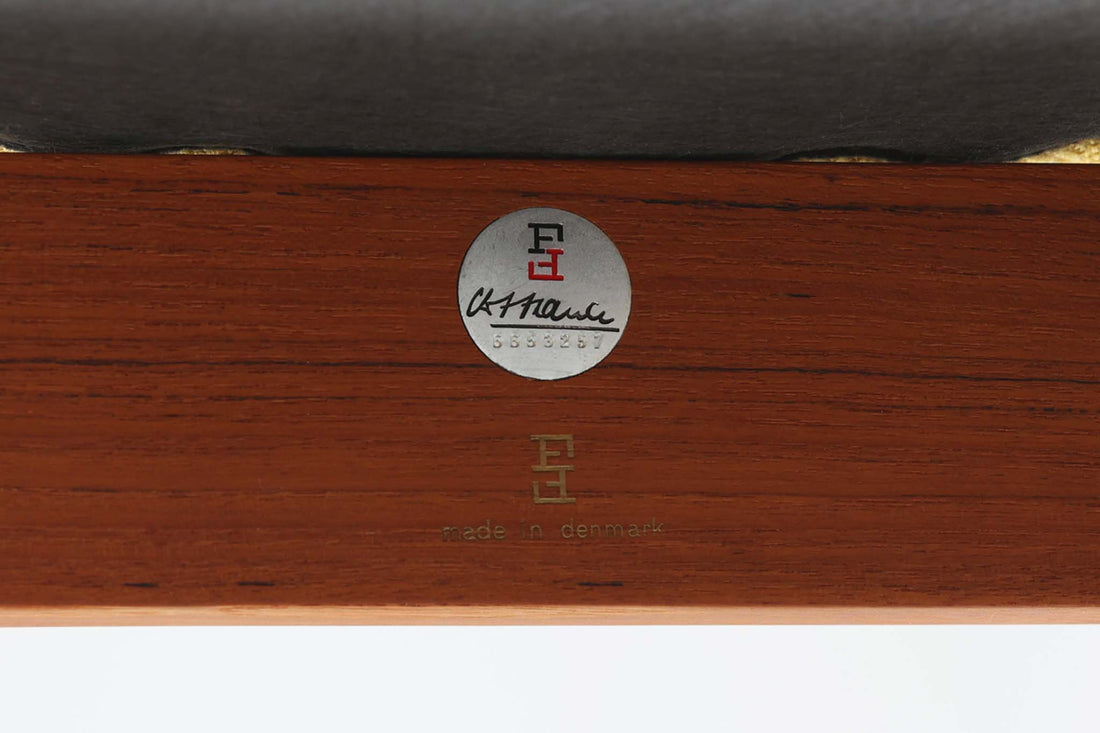 デンマークの名門家具メーカーFrance & Son社によるDiplomat Chair（ディプロマットチェア）。フレームには温かみのあるチーク材を使用し、美しい木目と滑らかなアームの曲線が特徴的。シンプルながらもエレガントな佇まいで、ヴィンテージ家具ならではの趣を感じられます。座面と背もたれには、張り替え済みのイエロー系ファブリックを使用。発色の良い生地が空間に明るさをプラスし、座り心地の良さも兼ね備えています。リビングや書斎、オフィスなど、さまざまな空間に調和するミッドセンチュリー・モダンの魅力が詰まった逸品です。
