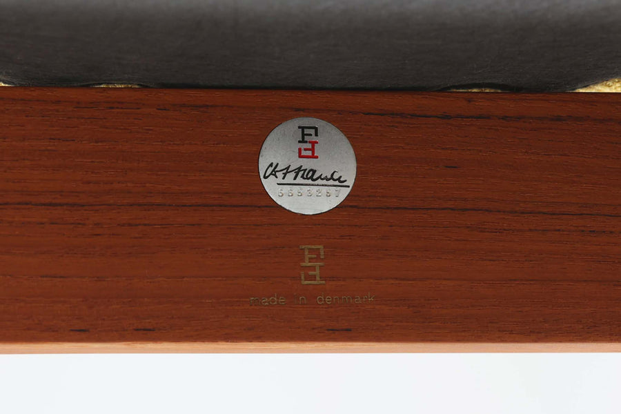 デンマークの名門家具メーカーFrance & Son社によるDiplomat Chair（ディプロマットチェア）。フレームには温かみのあるチーク材を使用し、美しい木目と滑らかなアームの曲線が特徴的。シンプルながらもエレガントな佇まいで、ヴィンテージ家具ならではの趣を感じられます。座面と背もたれには、張り替え済みのイエロー系ファブリックを使用。発色の良い生地が空間に明るさをプラスし、座り心地の良さも兼ね備えています。リビングや書斎、オフィスなど、さまざまな空間に調和するミッドセンチュリー・モダンの魅力が詰まった逸品です。