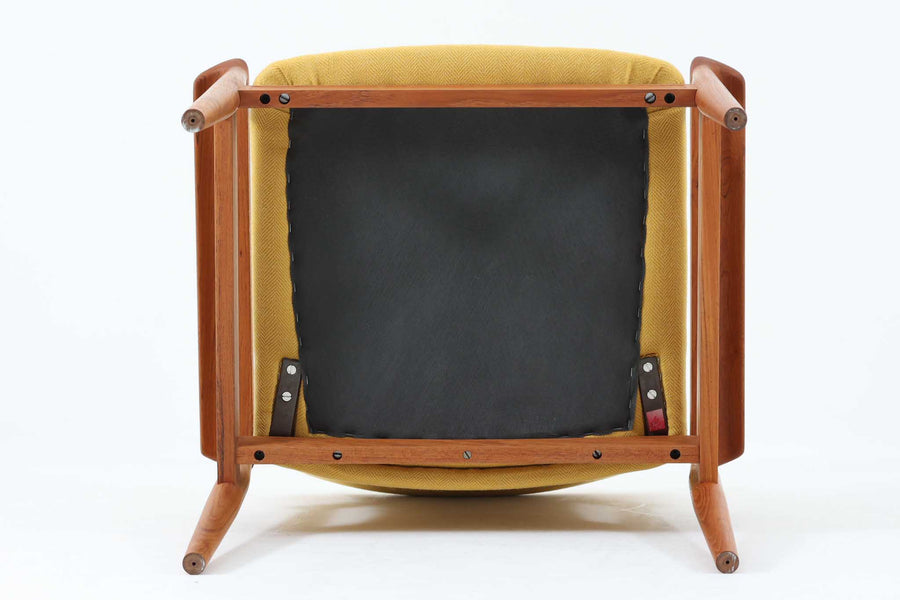 デンマークの名門家具メーカーFrance & Son社によるDiplomat Chair（ディプロマットチェア）。フレームには温かみのあるチーク材を使用し、美しい木目と滑らかなアームの曲線が特徴的。シンプルながらもエレガントな佇まいで、ヴィンテージ家具ならではの趣を感じられます。座面と背もたれには、張り替え済みのイエロー系ファブリックを使用。発色の良い生地が空間に明るさをプラスし、座り心地の良さも兼ね備えています。リビングや書斎、オフィスなど、さまざまな空間に調和するミッドセンチュリー・モダンの魅力が詰まった逸品です。