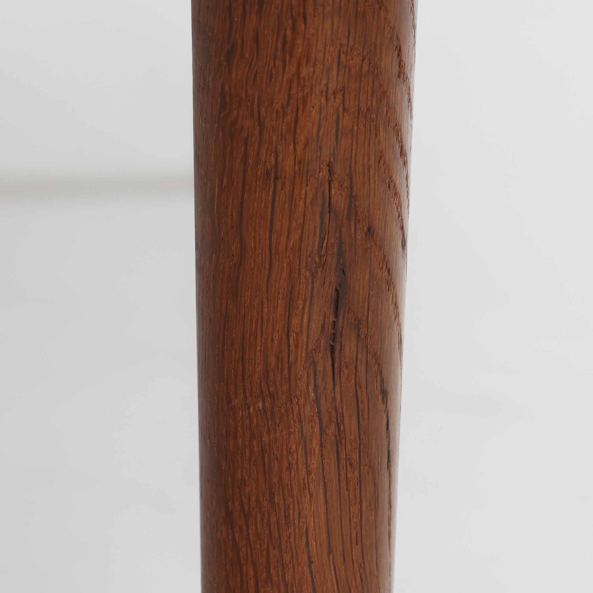 Hans J. Wegnerがデザインし、Getama社より製造されたこちらのセンターテーブルは、幅170cmのゆったりとしたサイズ感と、直線的でシンプルなフォルムが特徴の北欧ビンテージ家具です。ダークオーク材の深みある木目と温かな色調が空間に落ち着きを与え、テーパー状の脚部が軽やかな印象を演出します。リビングでのメインテーブルとしてはもちろん、ソファ前のゆったりとした空間演出にも最適で、年月を経て味わいを増した存在感を楽しめる逸品です。