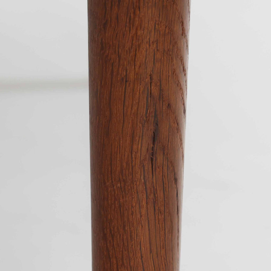 Hans J. Wegnerがデザインし、Getama社より製造されたこちらのセンターテーブルは、幅170cmのゆったりとしたサイズ感と、直線的でシンプルなフォルムが特徴の北欧ビンテージ家具です。ダークオーク材の深みある木目と温かな色調が空間に落ち着きを与え、テーパー状の脚部が軽やかな印象を演出します。リビングでのメインテーブルとしてはもちろん、ソファ前のゆったりとした空間演出にも最適で、年月を経て味わいを増した存在感を楽しめる逸品です。