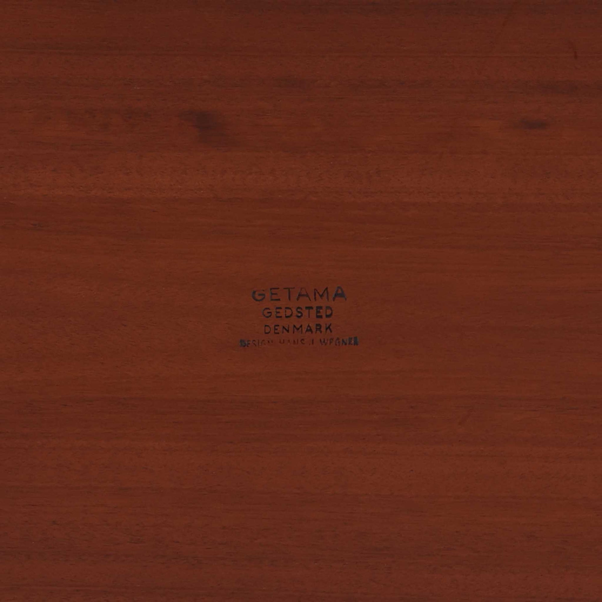 Hans J. Wegnerがデザインし、Getama社より製造されたこちらのセンターテーブルは、幅170cmのゆったりとしたサイズ感と、直線的でシンプルなフォルムが特徴の北欧ビンテージ家具です。ダークオーク材の深みある木目と温かな色調が空間に落ち着きを与え、テーパー状の脚部が軽やかな印象を演出します。リビングでのメインテーブルとしてはもちろん、ソファ前のゆったりとした空間演出にも最適で、年月を経て味わいを増した存在感を楽しめる逸品です。