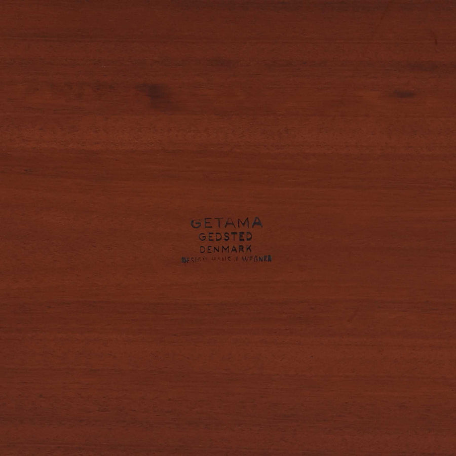 Hans J. Wegnerがデザインし、Getama社より製造されたこちらのセンターテーブルは、幅170cmのゆったりとしたサイズ感と、直線的でシンプルなフォルムが特徴の北欧ビンテージ家具です。ダークオーク材の深みある木目と温かな色調が空間に落ち着きを与え、テーパー状の脚部が軽やかな印象を演出します。リビングでのメインテーブルとしてはもちろん、ソファ前のゆったりとした空間演出にも最適で、年月を経て味わいを増した存在感を楽しめる逸品です。