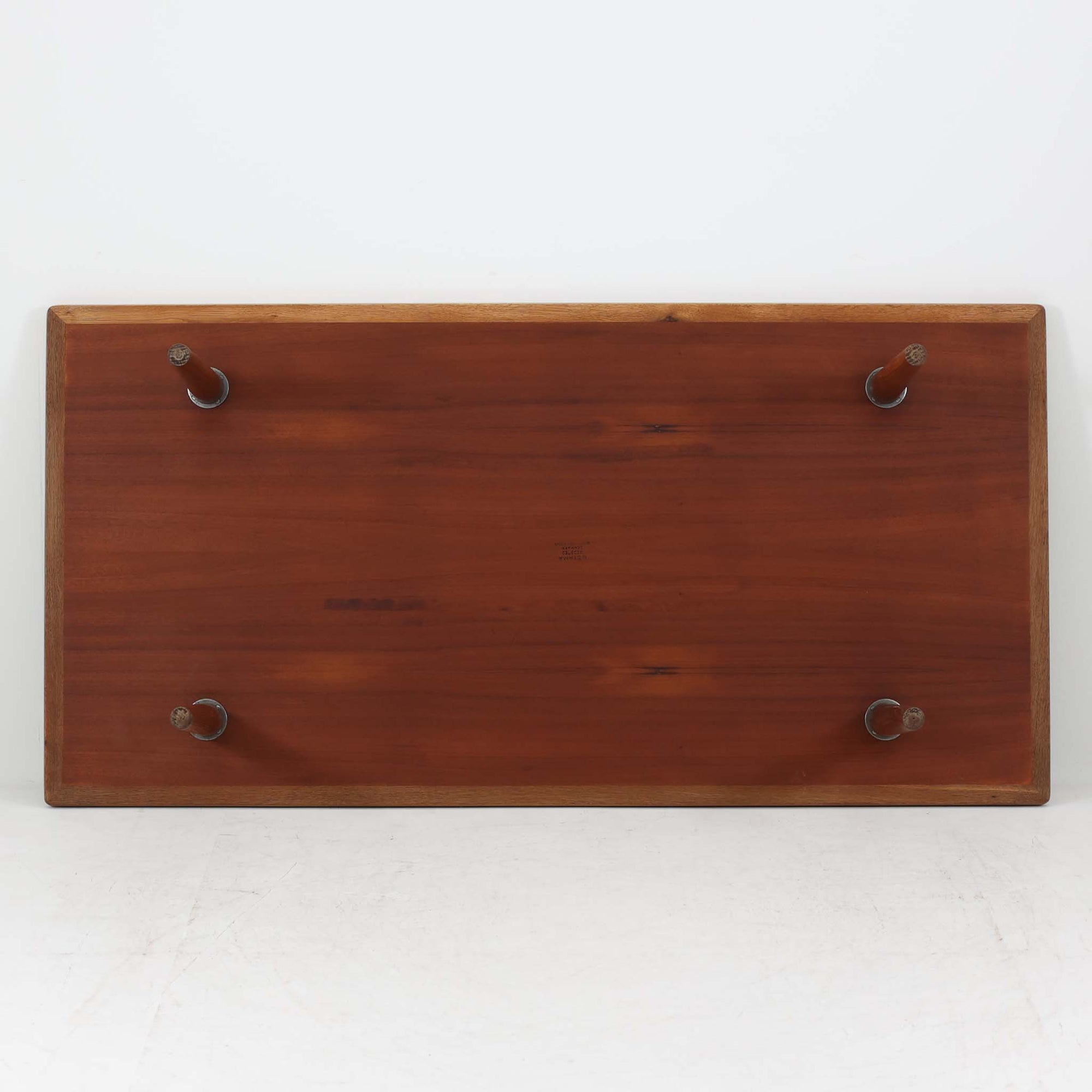 Hans J. Wegnerがデザインし、Getama社より製造されたこちらのセンターテーブルは、幅170cmのゆったりとしたサイズ感と、直線的でシンプルなフォルムが特徴の北欧ビンテージ家具です。ダークオーク材の深みある木目と温かな色調が空間に落ち着きを与え、テーパー状の脚部が軽やかな印象を演出します。リビングでのメインテーブルとしてはもちろん、ソファ前のゆったりとした空間演出にも最適で、年月を経て味わいを増した存在感を楽しめる逸品です。