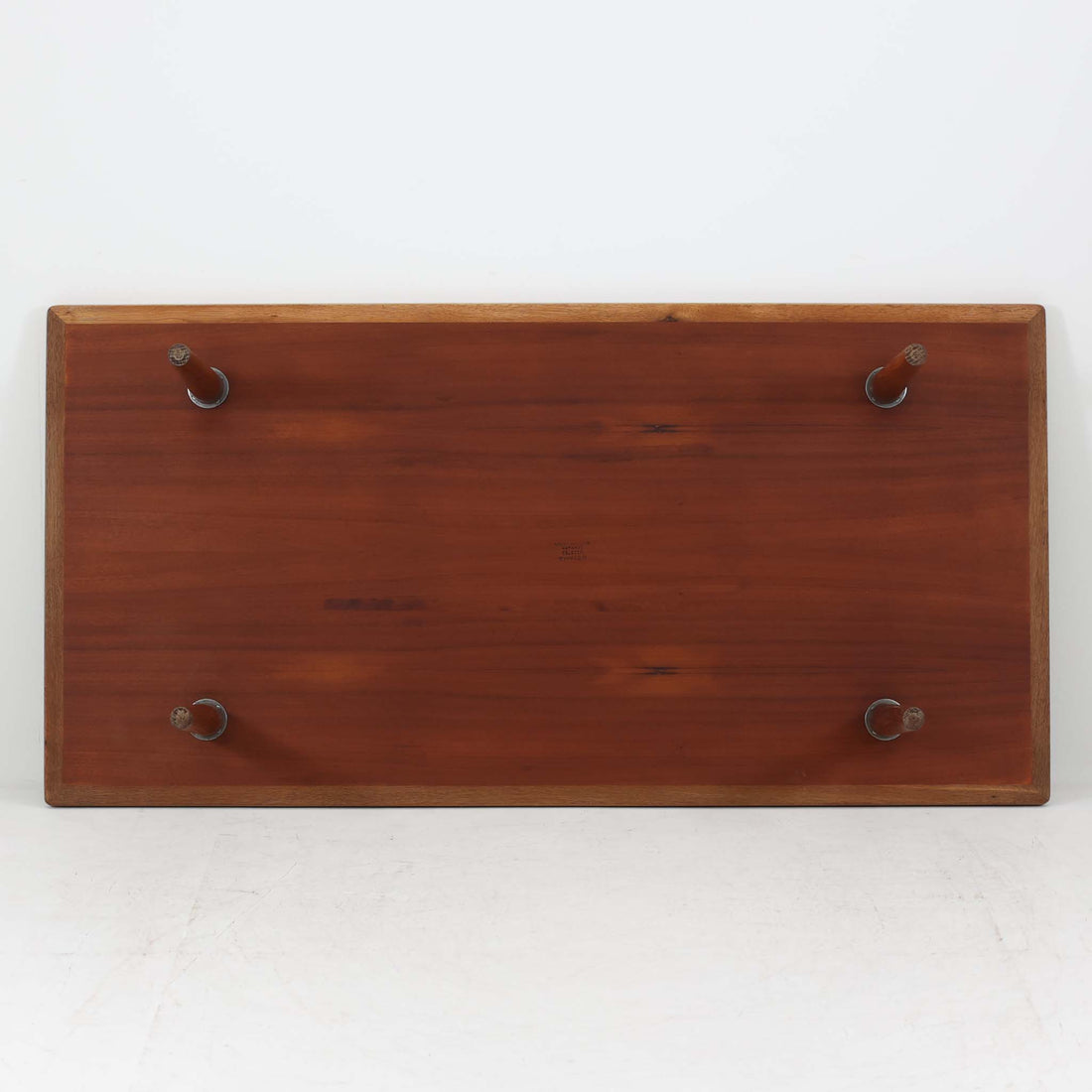 Hans J. Wegnerがデザインし、Getama社より製造されたこちらのセンターテーブルは、幅170cmのゆったりとしたサイズ感と、直線的でシンプルなフォルムが特徴の北欧ビンテージ家具です。ダークオーク材の深みある木目と温かな色調が空間に落ち着きを与え、テーパー状の脚部が軽やかな印象を演出します。リビングでのメインテーブルとしてはもちろん、ソファ前のゆったりとした空間演出にも最適で、年月を経て味わいを増した存在感を楽しめる逸品です。