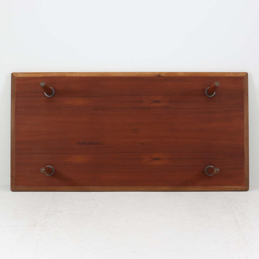Hans J. Wegnerがデザインし、Getama社より製造されたこちらのセンターテーブルは、幅170cmのゆったりとしたサイズ感と、直線的でシンプルなフォルムが特徴の北欧ビンテージ家具です。ダークオーク材の深みある木目と温かな色調が空間に落ち着きを与え、テーパー状の脚部が軽やかな印象を演出します。リビングでのメインテーブルとしてはもちろん、ソファ前のゆったりとした空間演出にも最適で、年月を経て味わいを増した存在感を楽しめる逸品です。