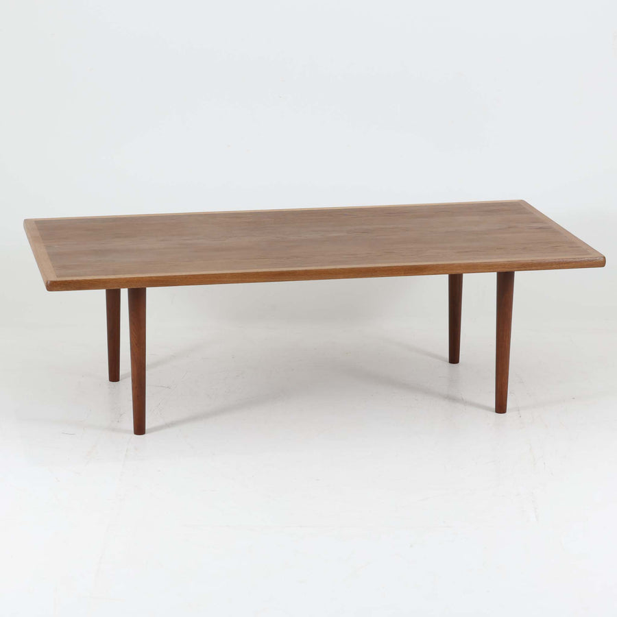 Hans J. Wegnerがデザインし、Getama社より製造されたこちらのセンターテーブルは、幅170cmのゆったりとしたサイズ感と、直線的でシンプルなフォルムが特徴の北欧ビンテージ家具です。ダークオーク材の深みある木目と温かな色調が空間に落ち着きを与え、テーパー状の脚部が軽やかな印象を演出します。リビングでのメインテーブルとしてはもちろん、ソファ前のゆったりとした空間演出にも最適で、年月を経て味わいを増した存在感を楽しめる逸品です。