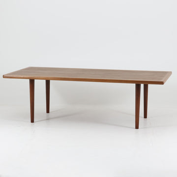 Hans J. Wegnerがデザインし、Getama社より製造されたこちらのセンターテーブルは、幅170cmのゆったりとしたサイズ感と、直線的でシンプルなフォルムが特徴の北欧ビンテージ家具です。ダークオーク材の深みある木目と温かな色調が空間に落ち着きを与え、テーパー状の脚部が軽やかな印象を演出します。リビングでのメインテーブルとしてはもちろん、ソファ前のゆったりとした空間演出にも最適で、年月を経て味わいを増した存在感を楽しめる逸品です。