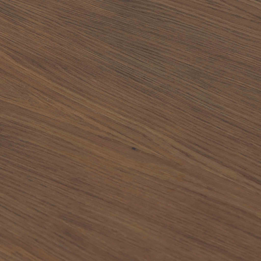 Hans J. Wegnerがデザインし、Getama社より製造されたこちらのセンターテーブルは、幅170cmのゆったりとしたサイズ感と、直線的でシンプルなフォルムが特徴の北欧ビンテージ家具です。ダークオーク材の深みある木目と温かな色調が空間に落ち着きを与え、テーパー状の脚部が軽やかな印象を演出します。リビングでのメインテーブルとしてはもちろん、ソファ前のゆったりとした空間演出にも最適で、年月を経て味わいを増した存在感を楽しめる逸品です。