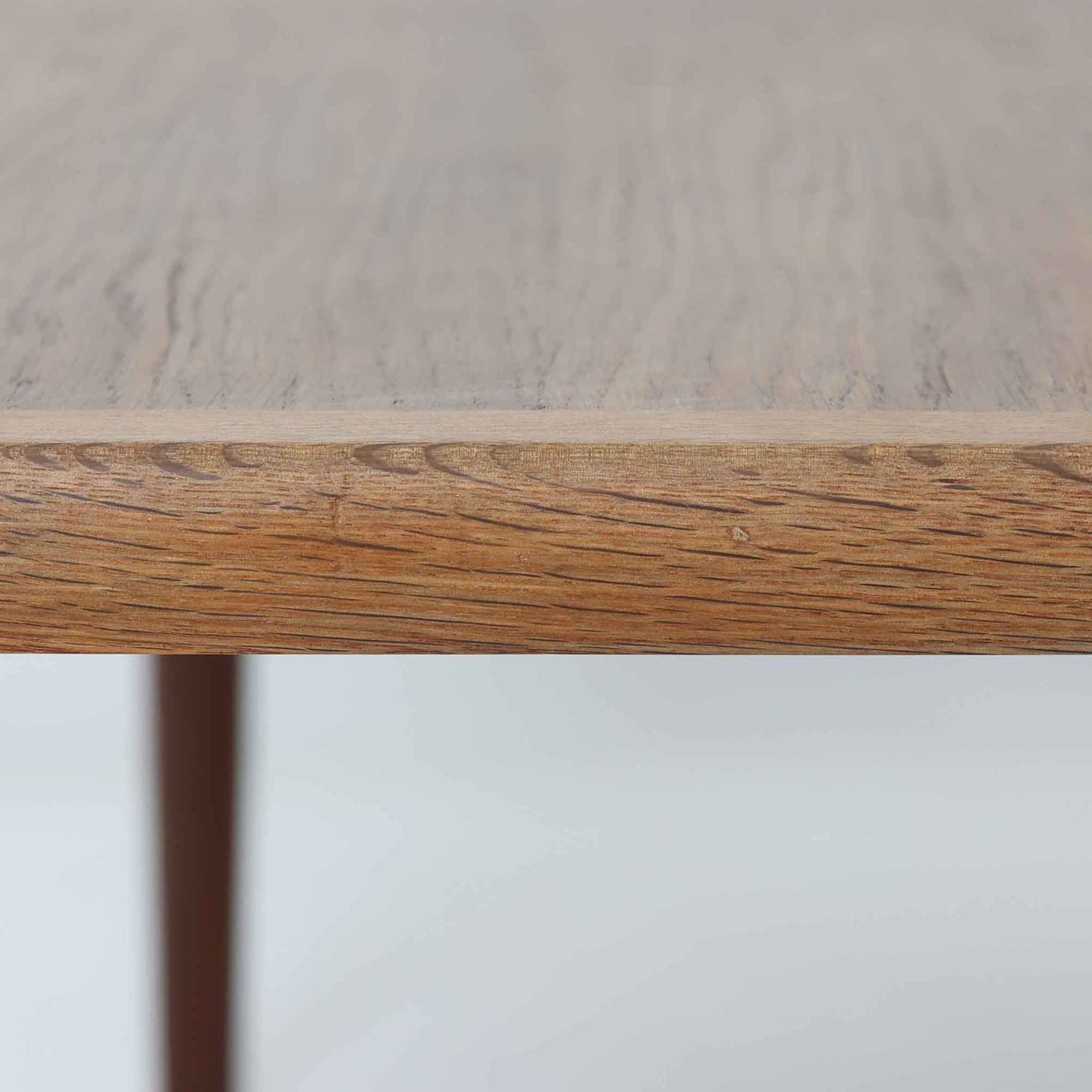 Hans J. Wegnerがデザインし、Getama社より製造されたこちらのセンターテーブルは、幅170cmのゆったりとしたサイズ感と、直線的でシンプルなフォルムが特徴の北欧ビンテージ家具です。ダークオーク材の深みある木目と温かな色調が空間に落ち着きを与え、テーパー状の脚部が軽やかな印象を演出します。リビングでのメインテーブルとしてはもちろん、ソファ前のゆったりとした空間演出にも最適で、年月を経て味わいを増した存在感を楽しめる逸品です。