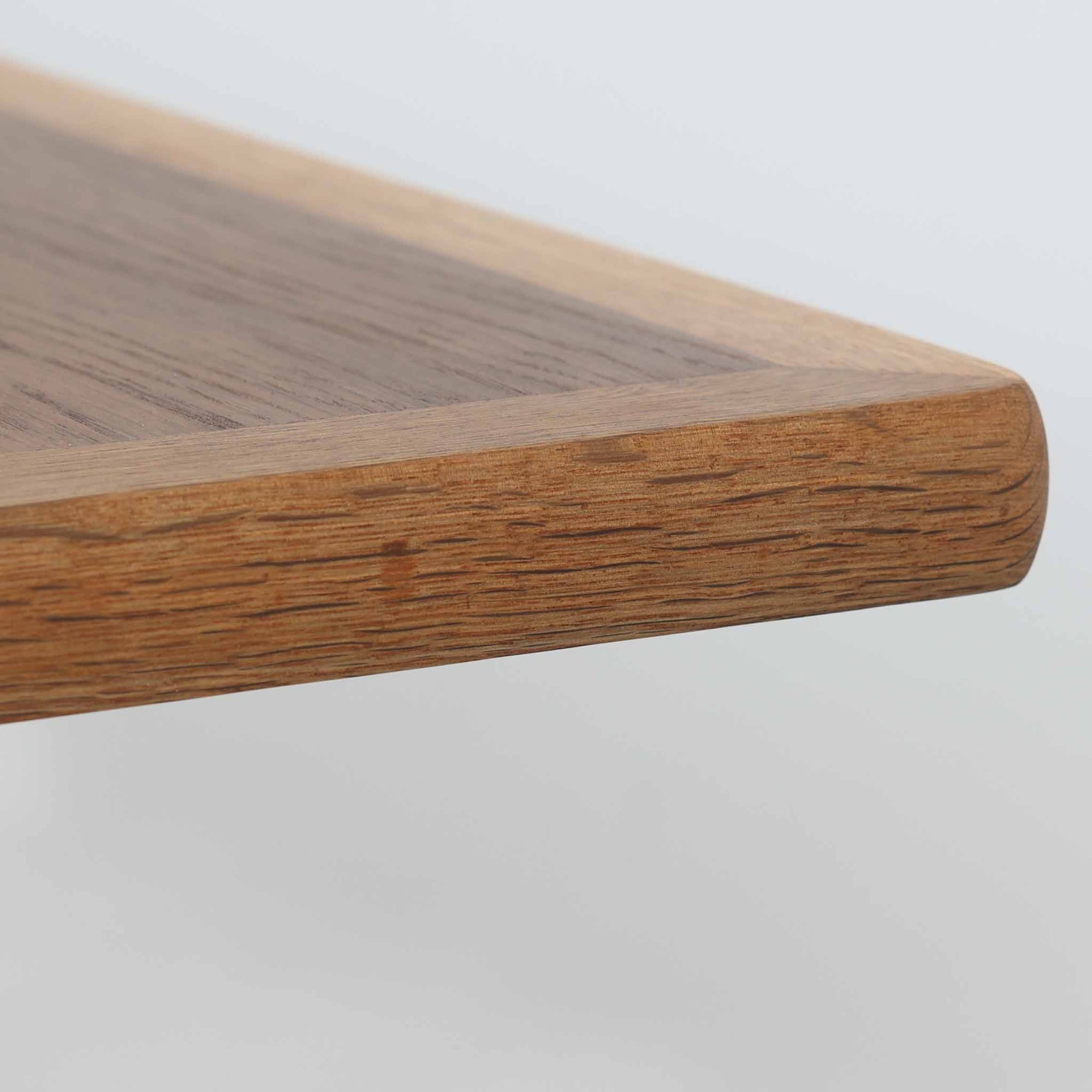 Hans J. Wegnerがデザインし、Getama社より製造されたこちらのセンターテーブルは、幅170cmのゆったりとしたサイズ感と、直線的でシンプルなフォルムが特徴の北欧ビンテージ家具です。ダークオーク材の深みある木目と温かな色調が空間に落ち着きを与え、テーパー状の脚部が軽やかな印象を演出します。リビングでのメインテーブルとしてはもちろん、ソファ前のゆったりとした空間演出にも最適で、年月を経て味わいを増した存在感を楽しめる逸品です。