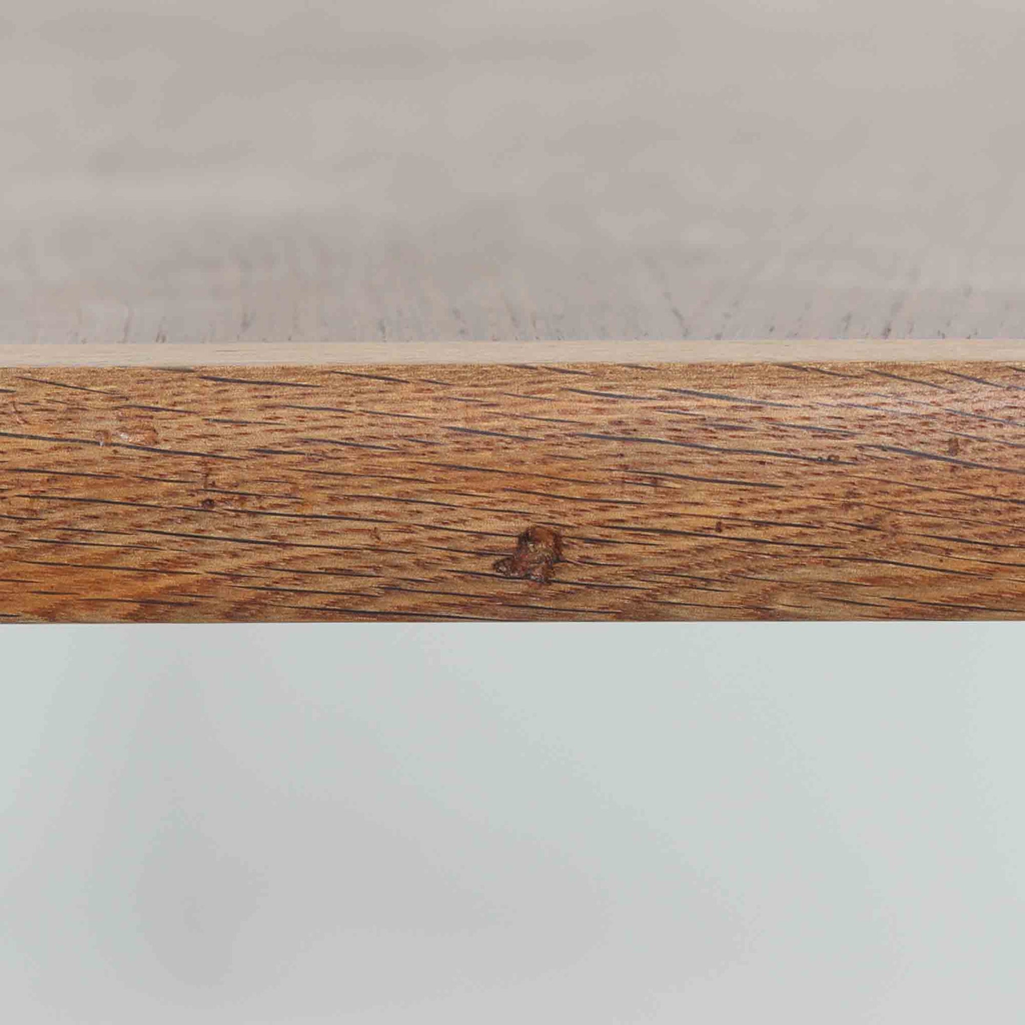 Hans J. Wegnerがデザインし、Getama社より製造されたこちらのセンターテーブルは、幅170cmのゆったりとしたサイズ感と、直線的でシンプルなフォルムが特徴の北欧ビンテージ家具です。ダークオーク材の深みある木目と温かな色調が空間に落ち着きを与え、テーパー状の脚部が軽やかな印象を演出します。リビングでのメインテーブルとしてはもちろん、ソファ前のゆったりとした空間演出にも最適で、年月を経て味わいを増した存在感を楽しめる逸品です。