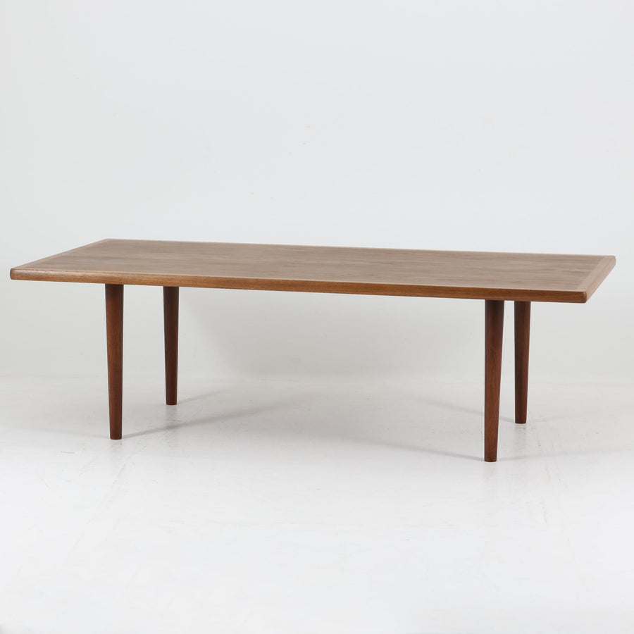 Hans J. Wegnerがデザインし、Getama社より製造されたこちらのセンターテーブルは、幅170cmのゆったりとしたサイズ感と、直線的でシンプルなフォルムが特徴の北欧ビンテージ家具です。ダークオーク材の深みある木目と温かな色調が空間に落ち着きを与え、テーパー状の脚部が軽やかな印象を演出します。リビングでのメインテーブルとしてはもちろん、ソファ前のゆったりとした空間演出にも最適で、年月を経て味わいを増した存在感を楽しめる逸品です。