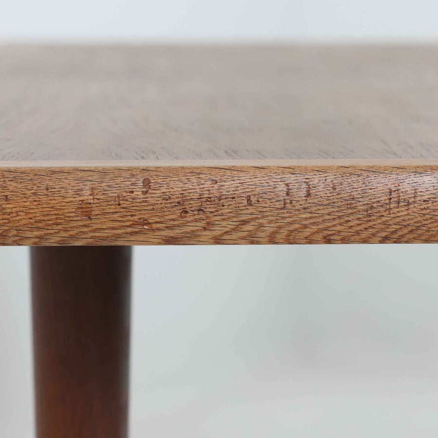Hans J. Wegnerがデザインし、Getama社より製造されたこちらのセンターテーブルは、幅170cmのゆったりとしたサイズ感と、直線的でシンプルなフォルムが特徴の北欧ビンテージ家具です。ダークオーク材の深みある木目と温かな色調が空間に落ち着きを与え、テーパー状の脚部が軽やかな印象を演出します。リビングでのメインテーブルとしてはもちろん、ソファ前のゆったりとした空間演出にも最適で、年月を経て味わいを増した存在感を楽しめる逸品です。
