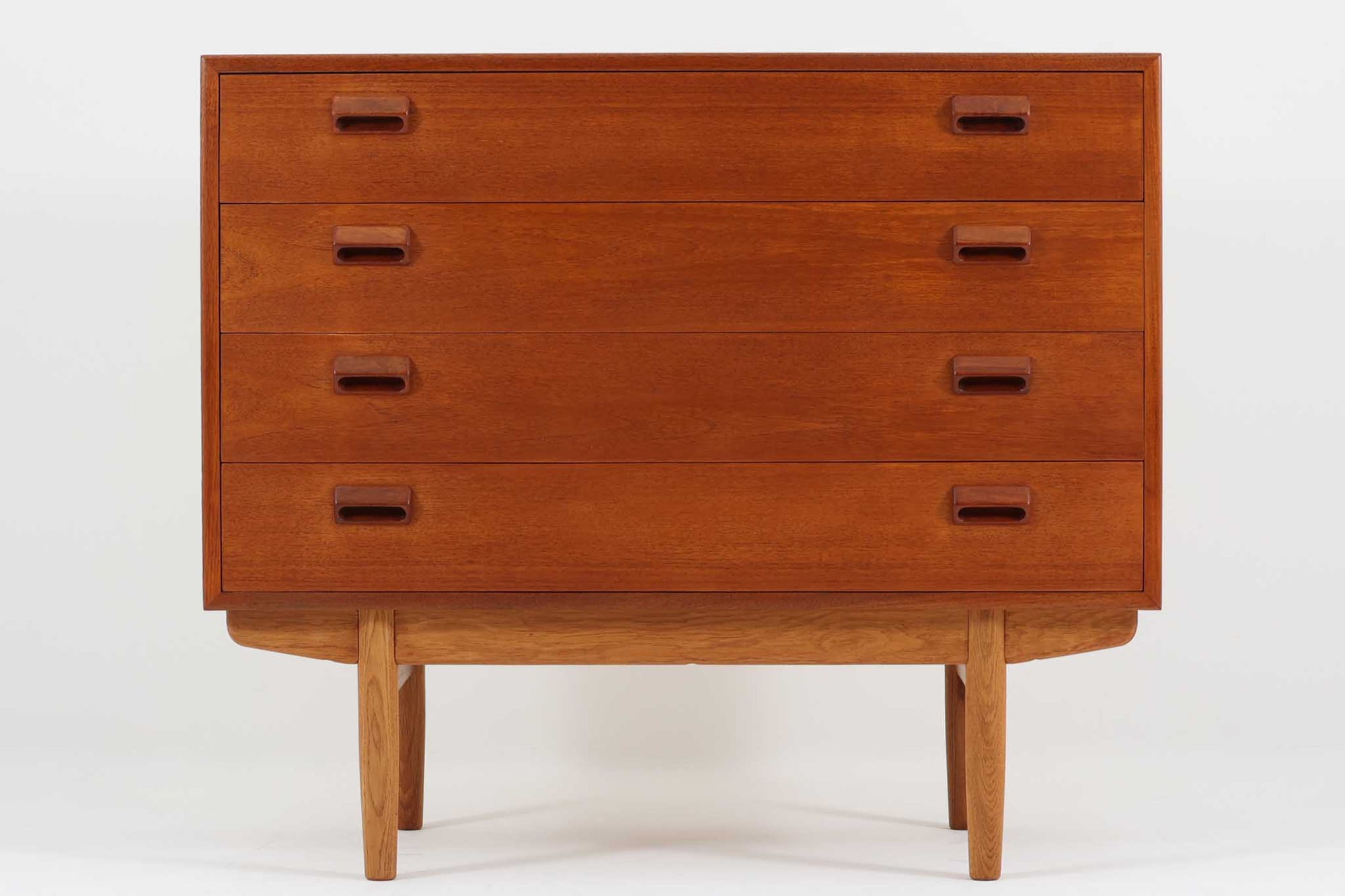 Borge mogensenによるデザインで、デンマークのSoborg mobler社が製造した4段チェストです。シンプルで機能的な美しさが際立つ本作は、チーク材を使用した本体が温かみのある木目を美しく際立たせ、上質な仕上がりとなっています。また、オリジナルの脚部にはオーク材が用いられ、デザインに軽やかな印象を与えています。使い勝手の良いサイズ感も魅力の一つです。