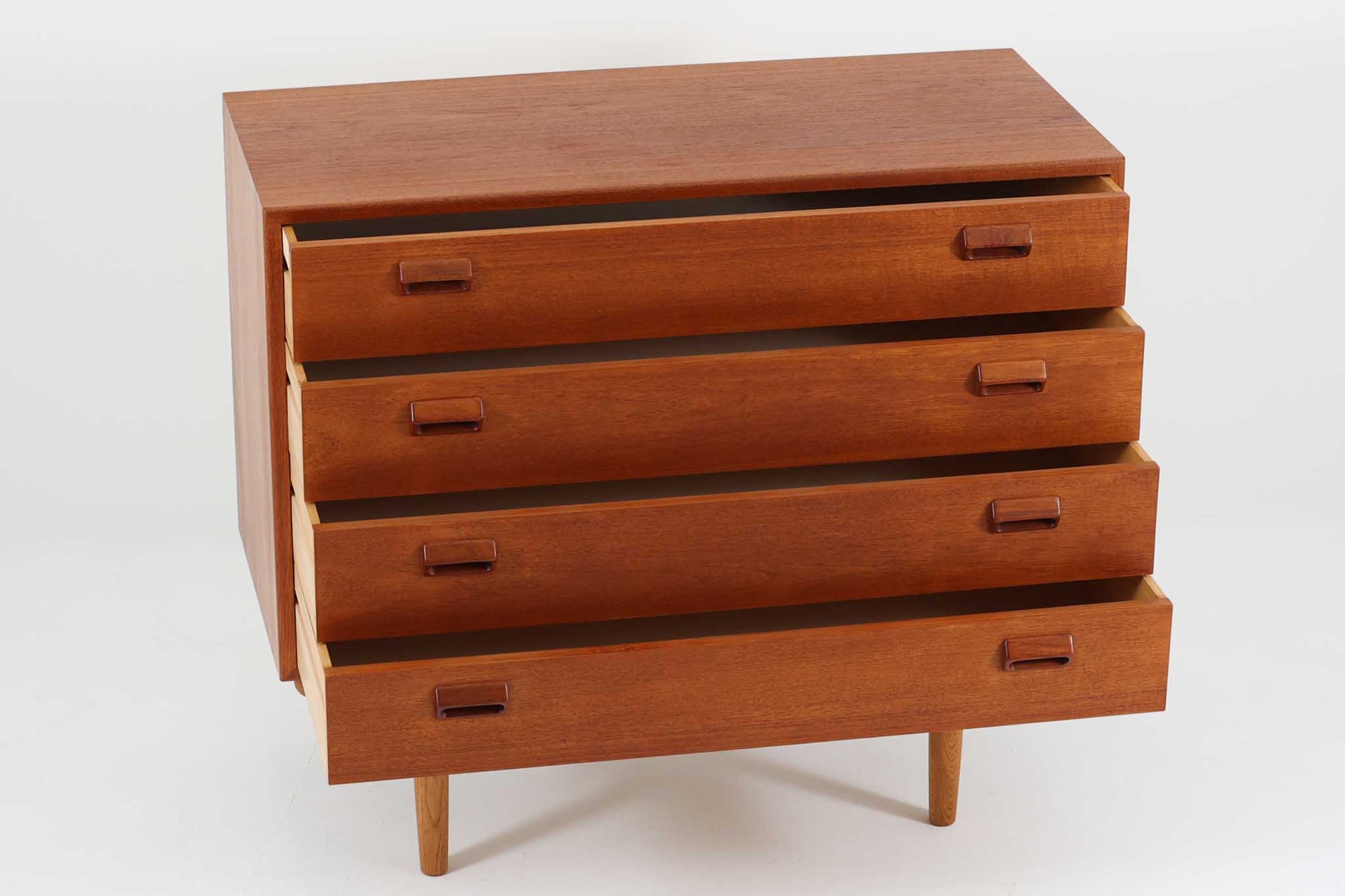 Borge mogensenによるデザインで、デンマークのSoborg mobler社が製造した4段チェストです。シンプルで機能的な美しさが際立つ本作は、チーク材を使用した本体が温かみのある木目を美しく際立たせ、上質な仕上がりとなっています。また、オリジナルの脚部にはオーク材が用いられ、デザインに軽やかな印象を与えています。使い勝手の良いサイズ感も魅力の一つです。