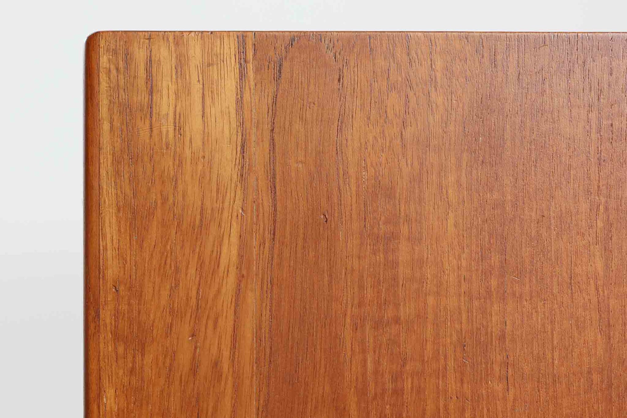 Borge mogensenによるデザインで、デンマークのSoborg mobler社が製造した4段チェストです。シンプルで機能的な美しさが際立つ本作は、チーク材を使用した本体が温かみのある木目を美しく際立たせ、上質な仕上がりとなっています。また、オリジナルの脚部にはオーク材が用いられ、デザインに軽やかな印象を与えています。使い勝手の良いサイズ感も魅力の一つです。