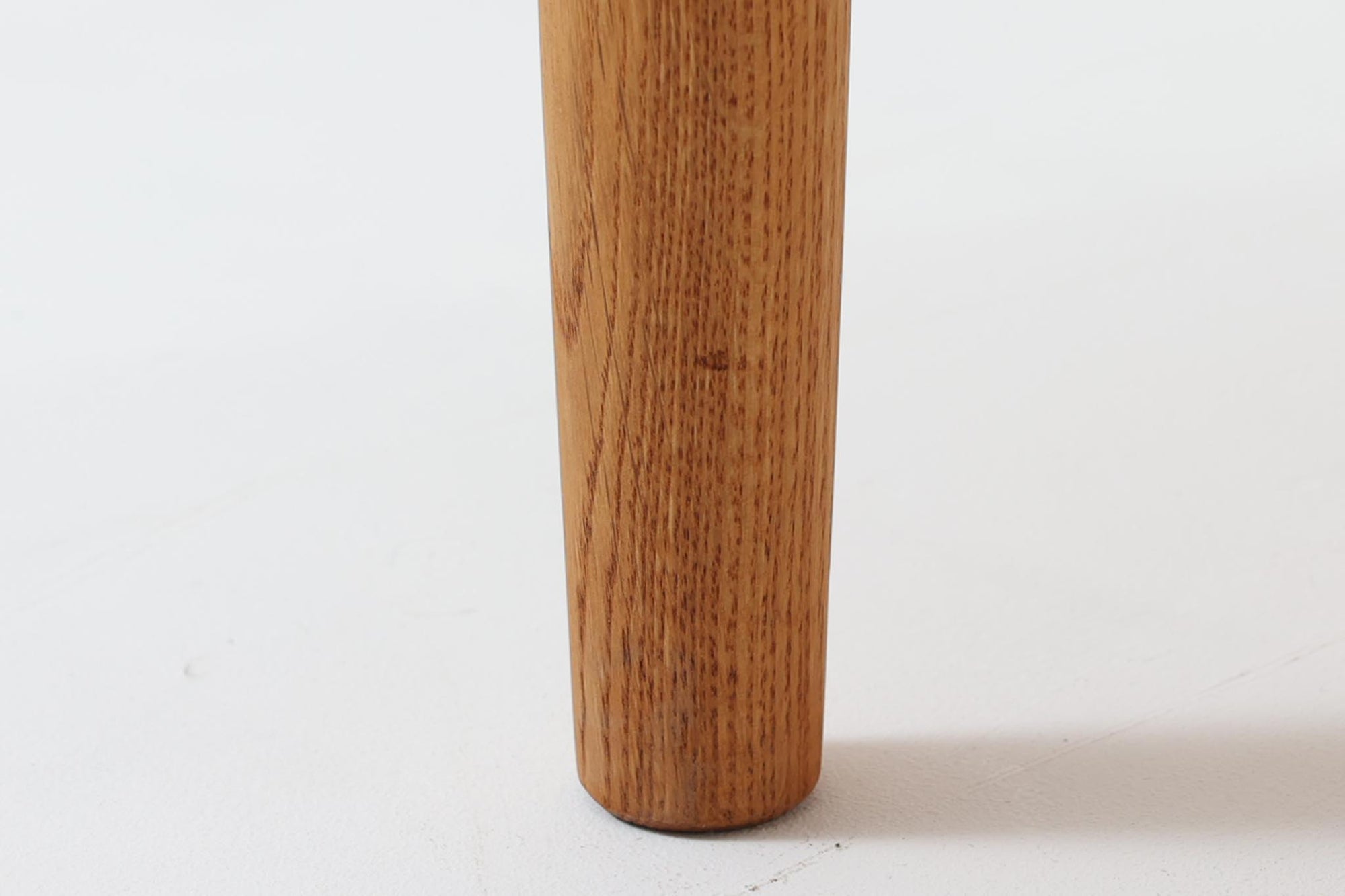 Borge mogensenによるデザインで、デンマークのSoborg mobler社が製造した4段チェストです。シンプルで機能的な美しさが際立つ本作は、チーク材を使用した本体が温かみのある木目を美しく際立たせ、上質な仕上がりとなっています。また、オリジナルの脚部にはオーク材が用いられ、デザインに軽やかな印象を与えています。使い勝手の良いサイズ感も魅力の一つです。