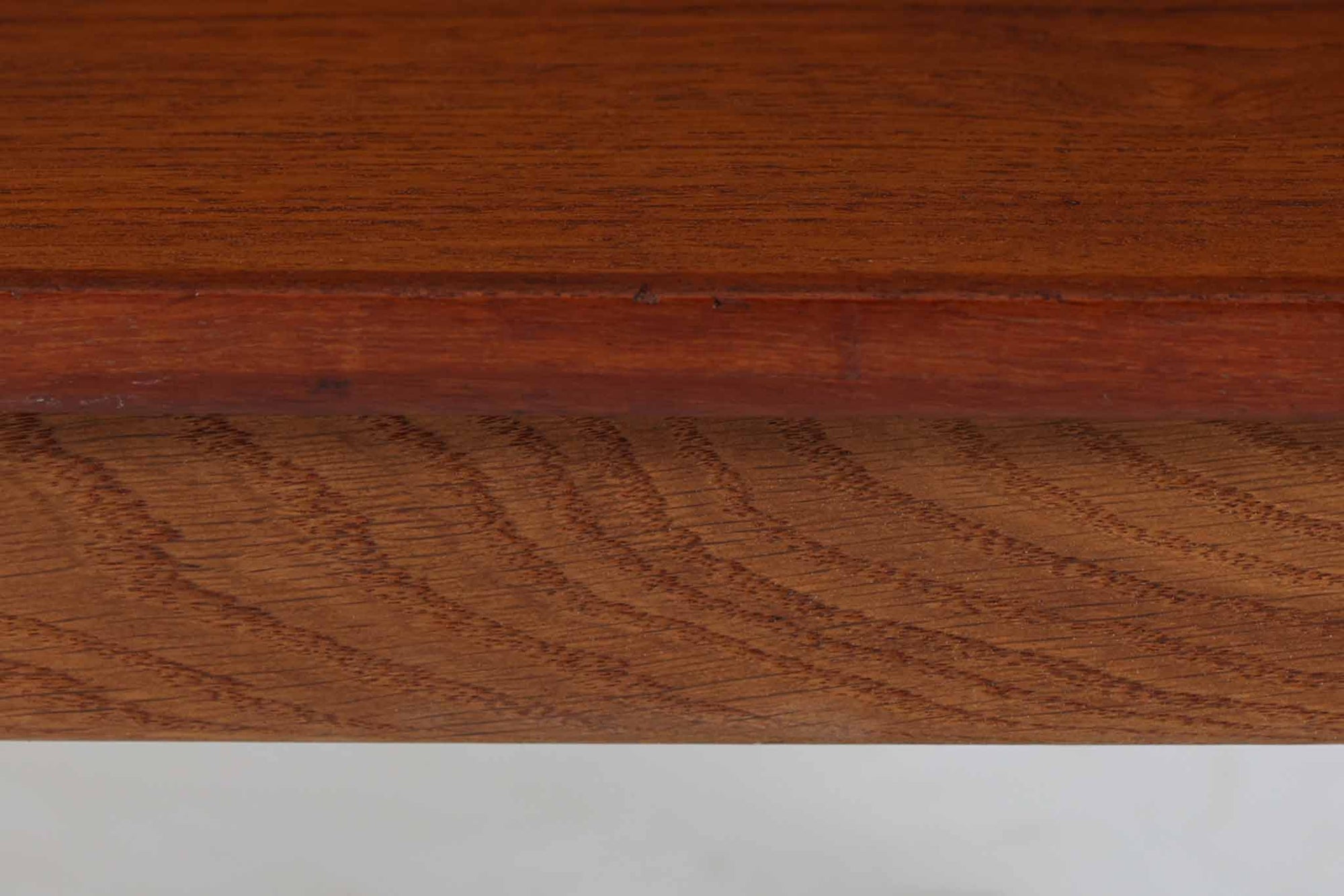 デンマークの名工Soborg社によって製作されたブックシェルフです。モーエンセンの特徴的なデザインが感じられる、洗練された造りが魅力的です。脚はビンテージ品のオリジナルです。チーク材の本体の深みのある色味と、脚の少し明るい色合いが絶妙に調和し、ビンテージならではの風合いが楽しめます。