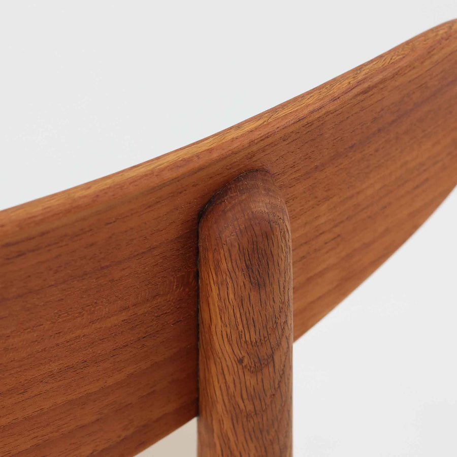 Hans J. Wegnerがデザインし、Carl Hansen & Son社によって製造されたCH30は、チーク材とオーク材を組み合わせた北欧ビンテージらしい温もりある佇まいと、背もたれに施されたフィンガージョイントがアクセントとなる美しいダイニングチェアです。丸みを帯びた背もたれと座面の柔らかなフォルムが身体に心地よくフィットし、長時間の着座でも快適な座り心地を提供します。座面はアイボリー系の合皮で張替済み、実用性と清潔感を兼ね備えており、日常使いから来客用まで幅広いシーンで活躍します。