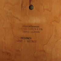 Hans J. Wegnerがデザインし、Carl Hansen & Son社によって製造されたCH30は、チーク材とオーク材を組み合わせた北欧ビンテージらしい温もりある佇まいと、背もたれに施されたフィンガージョイントがアクセントとなる美しいダイニングチェアです。丸みを帯びた背もたれと座面の柔らかなフォルムが身体に心地よくフィットし、長時間の着座でも快適な座り心地を提供します。座面はアイボリー系の合皮で張替済み、実用性と清潔感を兼ね備えており、日常使いから来客用まで幅広いシーンで活躍します。