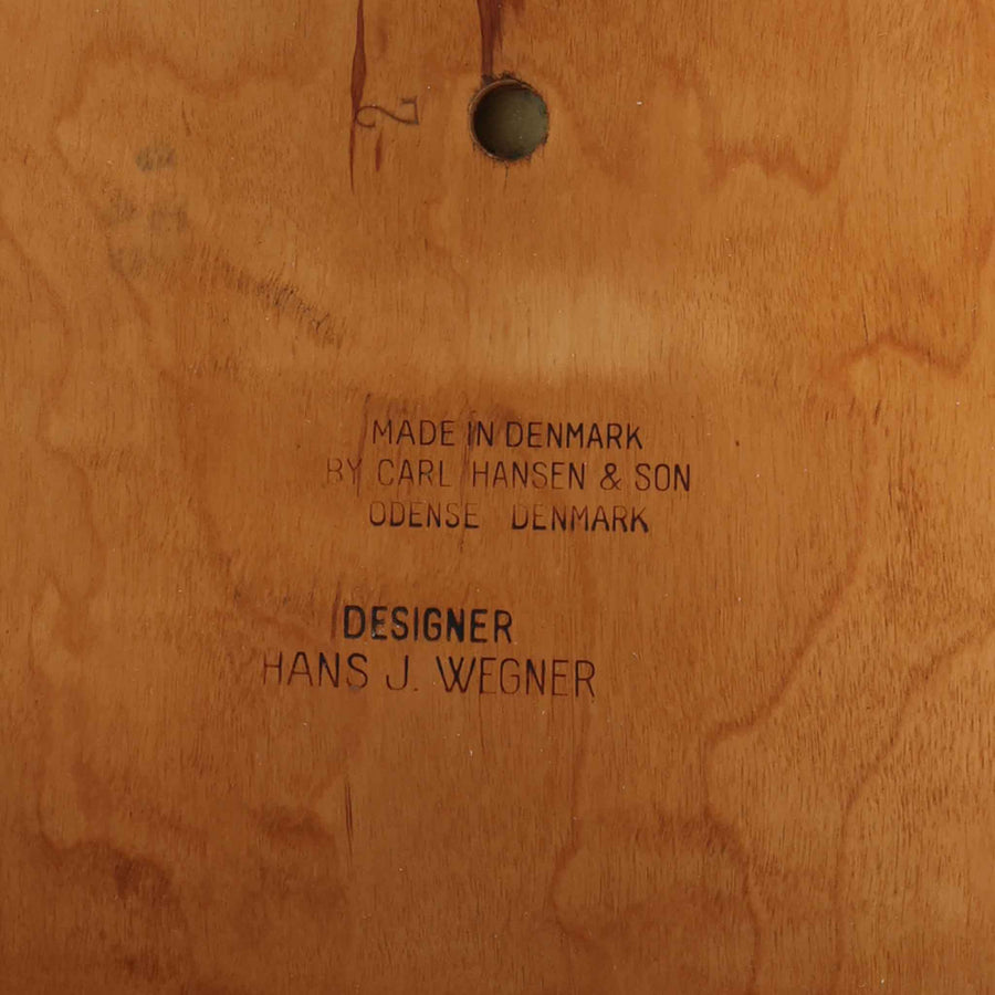 Hans J. Wegnerがデザインし、Carl Hansen & Son社によって製造されたCH30は、チーク材とオーク材を組み合わせた北欧ビンテージらしい温もりある佇まいと、背もたれに施されたフィンガージョイントがアクセントとなる美しいダイニングチェアです。丸みを帯びた背もたれと座面の柔らかなフォルムが身体に心地よくフィットし、長時間の着座でも快適な座り心地を提供します。座面はアイボリー系の合皮で張替済み、実用性と清潔感を兼ね備えており、日常使いから来客用まで幅広いシーンで活躍します。