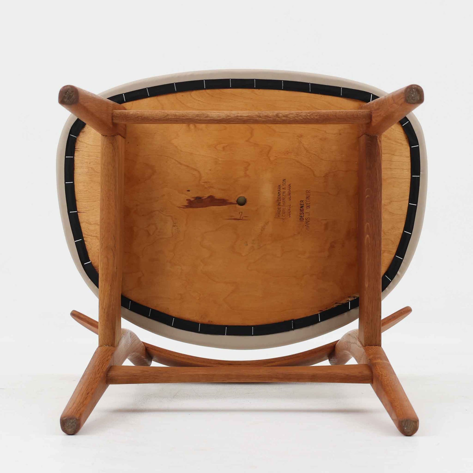 Hans J. Wegnerがデザインし、Carl Hansen &amp; Son社によって製造されたCH30は、チーク材とオーク材を組み合わせた北欧ビンテージらしい温もりある佇まいと、背もたれに施されたフィンガージョイントがアクセントとなる美しいダイニングチェアです。丸みを帯びた背もたれと座面の柔らかなフォルムが身体に心地よくフィットし、長時間の着座でも快適な座り心地を提供します。座面はアイボリー系の合皮で張替済み、実用性と清潔感を兼ね備えており、日常使いから来客用まで幅広いシーンで活躍します。