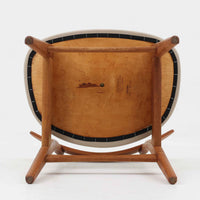 Hans J. Wegnerがデザインし、Carl Hansen & Son社によって製造されたCH30は、チーク材とオーク材を組み合わせた北欧ビンテージらしい温もりある佇まいと、背もたれに施されたフィンガージョイントがアクセントとなる美しいダイニングチェアです。丸みを帯びた背もたれと座面の柔らかなフォルムが身体に心地よくフィットし、長時間の着座でも快適な座り心地を提供します。座面はアイボリー系の合皮で張替済み、実用性と清潔感を兼ね備えており、日常使いから来客用まで幅広いシーンで活躍します。