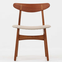 Hans J. Wegnerがデザインし、Carl Hansen & Son社によって製造されたCH30は、チーク材とオーク材を組み合わせた北欧ビンテージらしい温もりある佇まいと、背もたれに施されたフィンガージョイントがアクセントとなる美しいダイニングチェアです。丸みを帯びた背もたれと座面の柔らかなフォルムが身体に心地よくフィットし、長時間の着座でも快適な座り心地を提供します。座面はアイボリー系の合皮で張替済み、実用性と清潔感を兼ね備えており、日常使いから来客用まで幅広いシーンで活躍します。