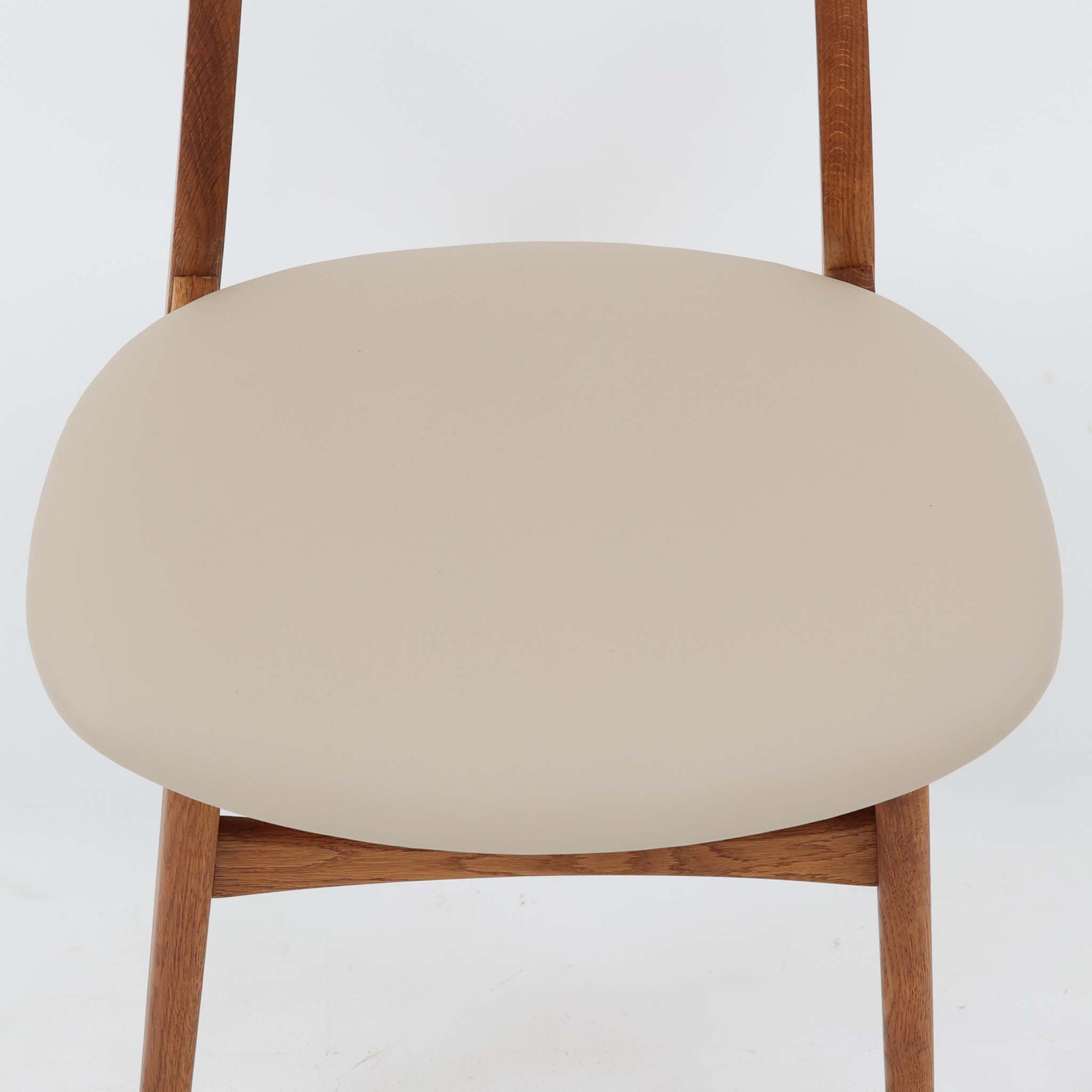 Hans J. Wegnerがデザインし、Carl Hansen &amp; Son社によって製造されたCH30は、チーク材とオーク材を組み合わせた北欧ビンテージらしい温もりある佇まいと、背もたれに施されたフィンガージョイントがアクセントとなる美しいダイニングチェアです。丸みを帯びた背もたれと座面の柔らかなフォルムが身体に心地よくフィットし、長時間の着座でも快適な座り心地を提供します。座面はアイボリー系の合皮で張替済み、実用性と清潔感を兼ね備えており、日常使いから来客用まで幅広いシーンで活躍します。