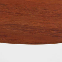 Hans J. Wegnerがデザインし、Carl Hansen & Son社によって製造されたCH30は、チーク材とオーク材を組み合わせた北欧ビンテージらしい温もりある佇まいと、背もたれに施されたフィンガージョイントがアクセントとなる美しいダイニングチェアです。丸みを帯びた背もたれと座面の柔らかなフォルムが身体に心地よくフィットし、長時間の着座でも快適な座り心地を提供します。座面はアイボリー系の合皮で張替済み、実用性と清潔感を兼ね備えており、日常使いから来客用まで幅広いシーンで活躍します。