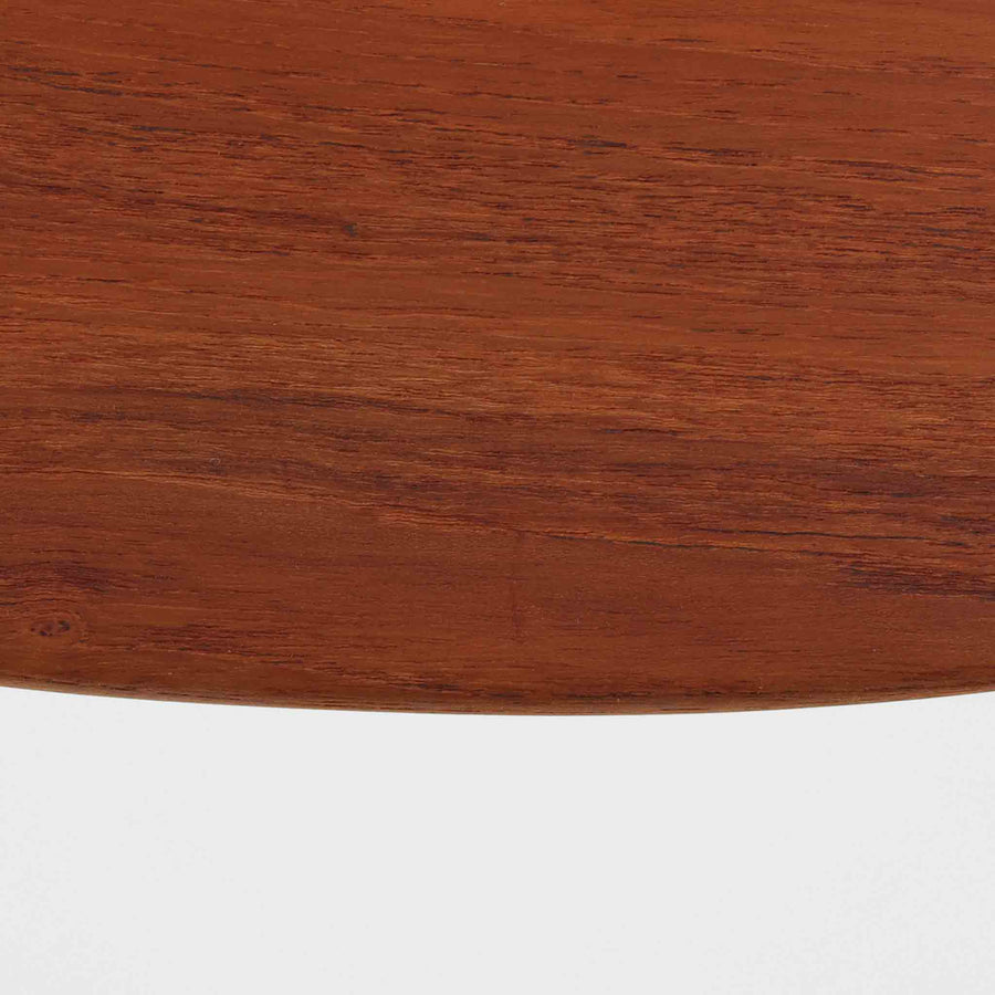 Hans J. Wegnerがデザインし、Carl Hansen & Son社によって製造されたCH30は、チーク材とオーク材を組み合わせた北欧ビンテージらしい温もりある佇まいと、背もたれに施されたフィンガージョイントがアクセントとなる美しいダイニングチェアです。丸みを帯びた背もたれと座面の柔らかなフォルムが身体に心地よくフィットし、長時間の着座でも快適な座り心地を提供します。座面はアイボリー系の合皮で張替済み、実用性と清潔感を兼ね備えており、日常使いから来客用まで幅広いシーンで活躍します。
