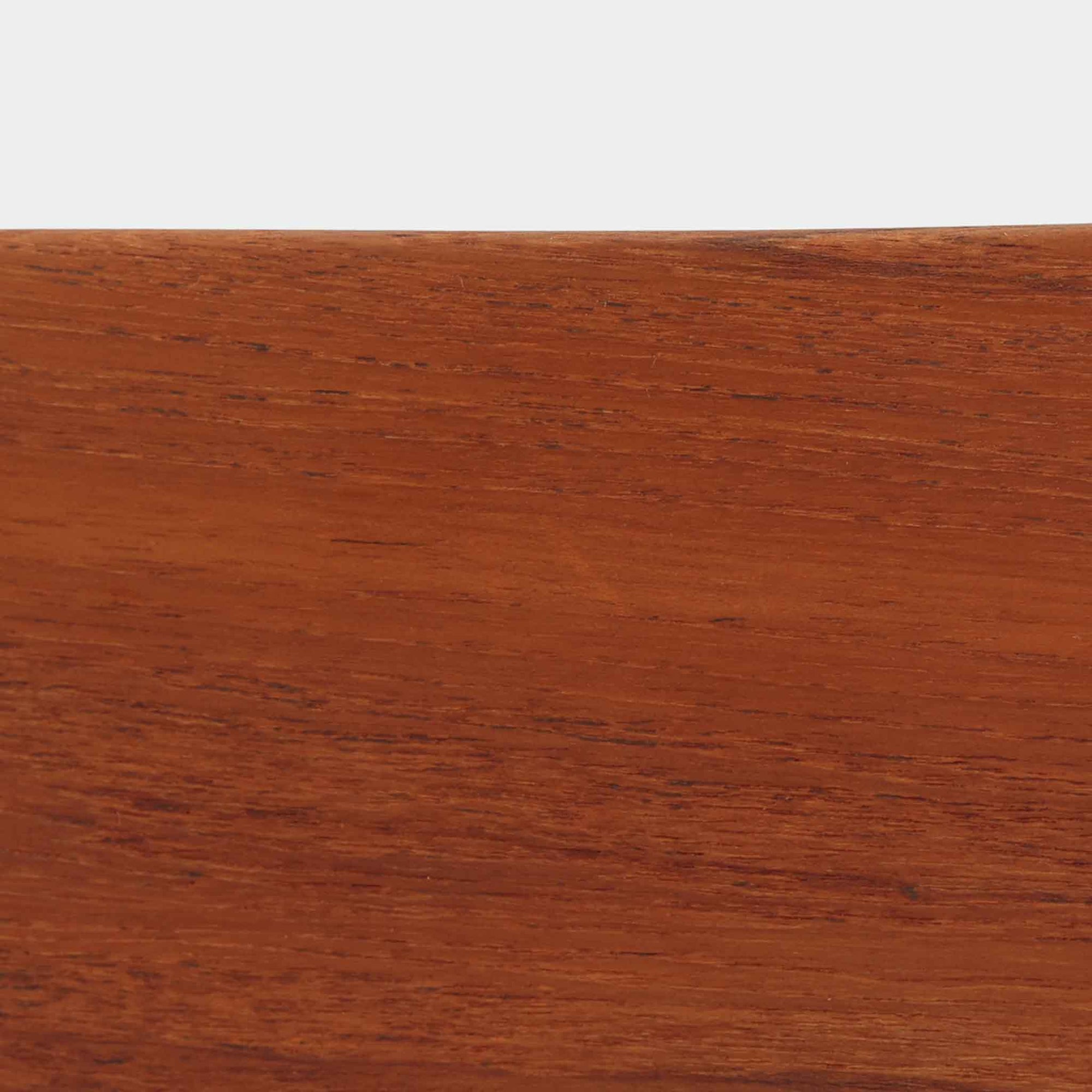 Hans J. Wegnerがデザインし、Carl Hansen &amp; Son社によって製造されたCH30は、チーク材とオーク材を組み合わせた北欧ビンテージらしい温もりある佇まいと、背もたれに施されたフィンガージョイントがアクセントとなる美しいダイニングチェアです。丸みを帯びた背もたれと座面の柔らかなフォルムが身体に心地よくフィットし、長時間の着座でも快適な座り心地を提供します。座面はアイボリー系の合皮で張替済み、実用性と清潔感を兼ね備えており、日常使いから来客用まで幅広いシーンで活躍します。