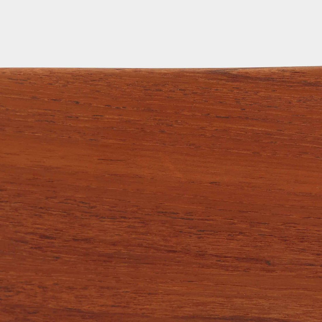 Hans J. Wegnerがデザインし、Carl Hansen & Son社によって製造されたCH30は、チーク材とオーク材を組み合わせた北欧ビンテージらしい温もりある佇まいと、背もたれに施されたフィンガージョイントがアクセントとなる美しいダイニングチェアです。丸みを帯びた背もたれと座面の柔らかなフォルムが身体に心地よくフィットし、長時間の着座でも快適な座り心地を提供します。座面はアイボリー系の合皮で張替済み、実用性と清潔感を兼ね備えており、日常使いから来客用まで幅広いシーンで活躍します。