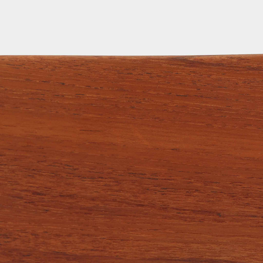 Hans J. Wegnerがデザインし、Carl Hansen & Son社によって製造されたCH30は、チーク材とオーク材を組み合わせた北欧ビンテージらしい温もりある佇まいと、背もたれに施されたフィンガージョイントがアクセントとなる美しいダイニングチェアです。丸みを帯びた背もたれと座面の柔らかなフォルムが身体に心地よくフィットし、長時間の着座でも快適な座り心地を提供します。座面はアイボリー系の合皮で張替済み、実用性と清潔感を兼ね備えており、日常使いから来客用まで幅広いシーンで活躍します。