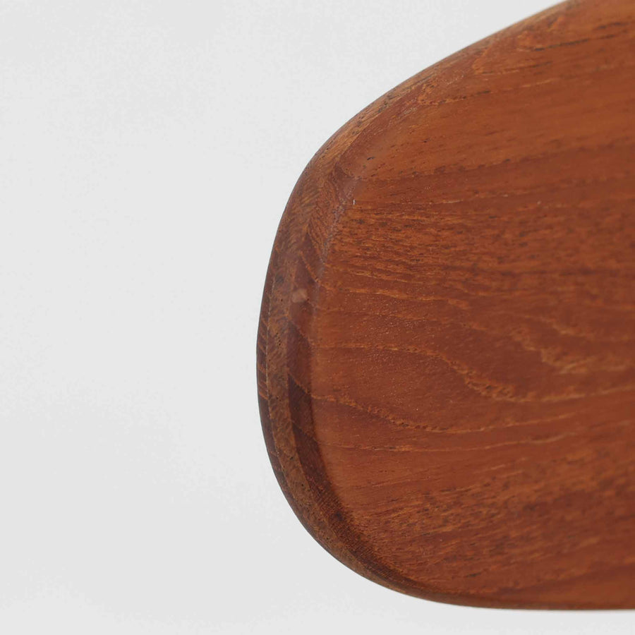 Hans J. Wegnerがデザインし、Carl Hansen & Son社によって製造されたCH30は、チーク材とオーク材を組み合わせた北欧ビンテージらしい温もりある佇まいと、背もたれに施されたフィンガージョイントがアクセントとなる美しいダイニングチェアです。丸みを帯びた背もたれと座面の柔らかなフォルムが身体に心地よくフィットし、長時間の着座でも快適な座り心地を提供します。座面はアイボリー系の合皮で張替済み、実用性と清潔感を兼ね備えており、日常使いから来客用まで幅広いシーンで活躍します。