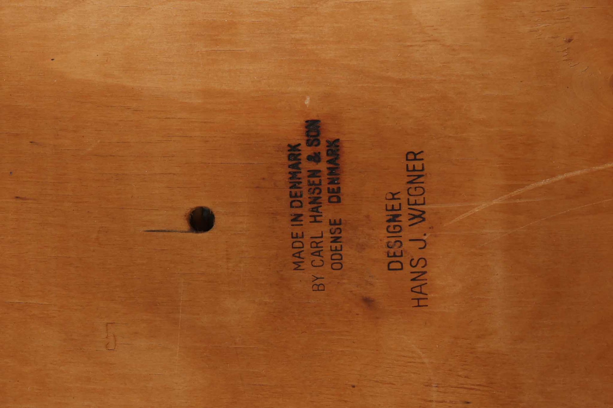 CH30は、ハンス・J・ウェグナーがデザインし、Carl Hansen &amp; Son社によって製造された名作ダイニングチェア。チーク材とオーク材を組み合わせた美しいコントラストが特徴で、木の温もりと洗練されたフォルムが魅力です。特に背もたれと後ろ脚の繋ぎ目は、そのデザインの特徴となっており、独自性とクラフトマンシップの見本と言えるでしょう。背もたれにチーク材が使用された希少なモデルです。人気のため現在復刻されましたが、チーク材とオーク材の組み合わせはビンテージ品でのみ入手可能です。