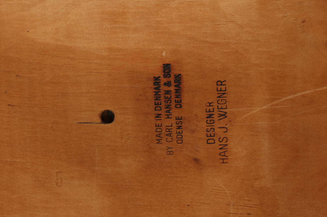 CH30は、ハンス・J・ウェグナーがデザインし、Carl Hansen & Son社によって製造された名作ダイニングチェア。チーク材とオーク材を組み合わせた美しいコントラストが特徴で、木の温もりと洗練されたフォルムが魅力です。特に背もたれと後ろ脚の繋ぎ目は、そのデザインの特徴となっており、独自性とクラフトマンシップの見本と言えるでしょう。背もたれにチーク材が使用された希少なモデルです。人気のため現在復刻されましたが、チーク材とオーク材の組み合わせはビンテージ品でのみ入手可能です。