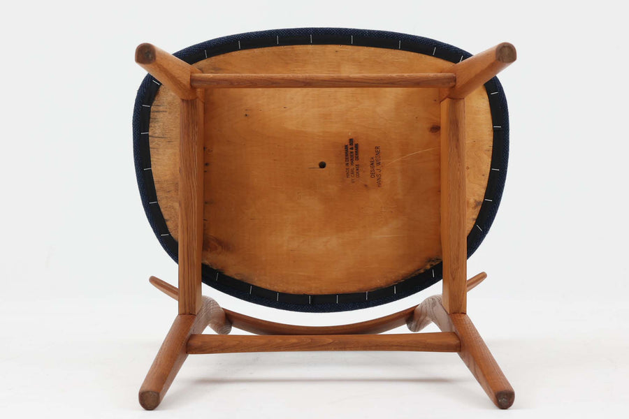 CH30は、ハンス・J・ウェグナーがデザインし、Carl Hansen & Son社によって製造された名作ダイニングチェア。チーク材とオーク材を組み合わせた美しいコントラストが特徴で、木の温もりと洗練されたフォルムが魅力です。特に背もたれと後ろ脚の繋ぎ目は、そのデザインの特徴となっており、独自性とクラフトマンシップの見本と言えるでしょう。背もたれにチーク材が使用された希少なモデルです。人気のため現在復刻されましたが、チーク材とオーク材の組み合わせはビンテージ品でのみ入手可能です。