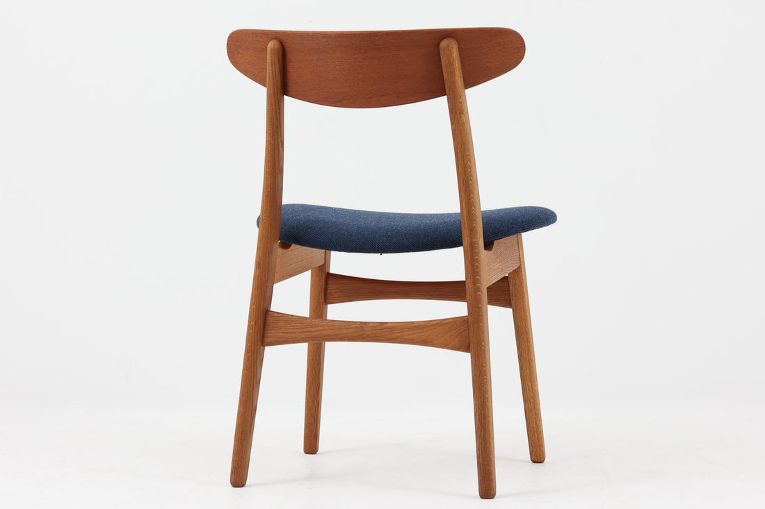 CH30は、ハンス・J・ウェグナーがデザインし、Carl Hansen & Son社によって製造された名作ダイニングチェア。チーク材とオーク材を組み合わせた美しいコントラストが特徴で、木の温もりと洗練されたフォルムが魅力です。特に背もたれと後ろ脚の繋ぎ目は、そのデザインの特徴となっており、独自性とクラフトマンシップの見本と言えるでしょう。背もたれにチーク材が使用された希少なモデルです。人気のため現在復刻されましたが、チーク材とオーク材の組み合わせはビンテージ品でのみ入手可能です。
