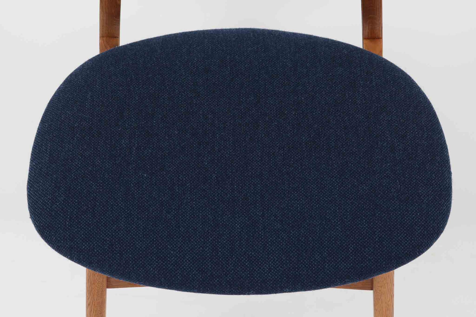 CH30は、ハンス・J・ウェグナーがデザインし、Carl Hansen &amp; Son社によって製造された名作ダイニングチェア。チーク材とオーク材を組み合わせた美しいコントラストが特徴で、木の温もりと洗練されたフォルムが魅力です。特に背もたれと後ろ脚の繋ぎ目は、そのデザインの特徴となっており、独自性とクラフトマンシップの見本と言えるでしょう。背もたれにチーク材が使用された希少なモデルです。人気のため現在復刻されましたが、チーク材とオーク材の組み合わせはビンテージ品でのみ入手可能です。