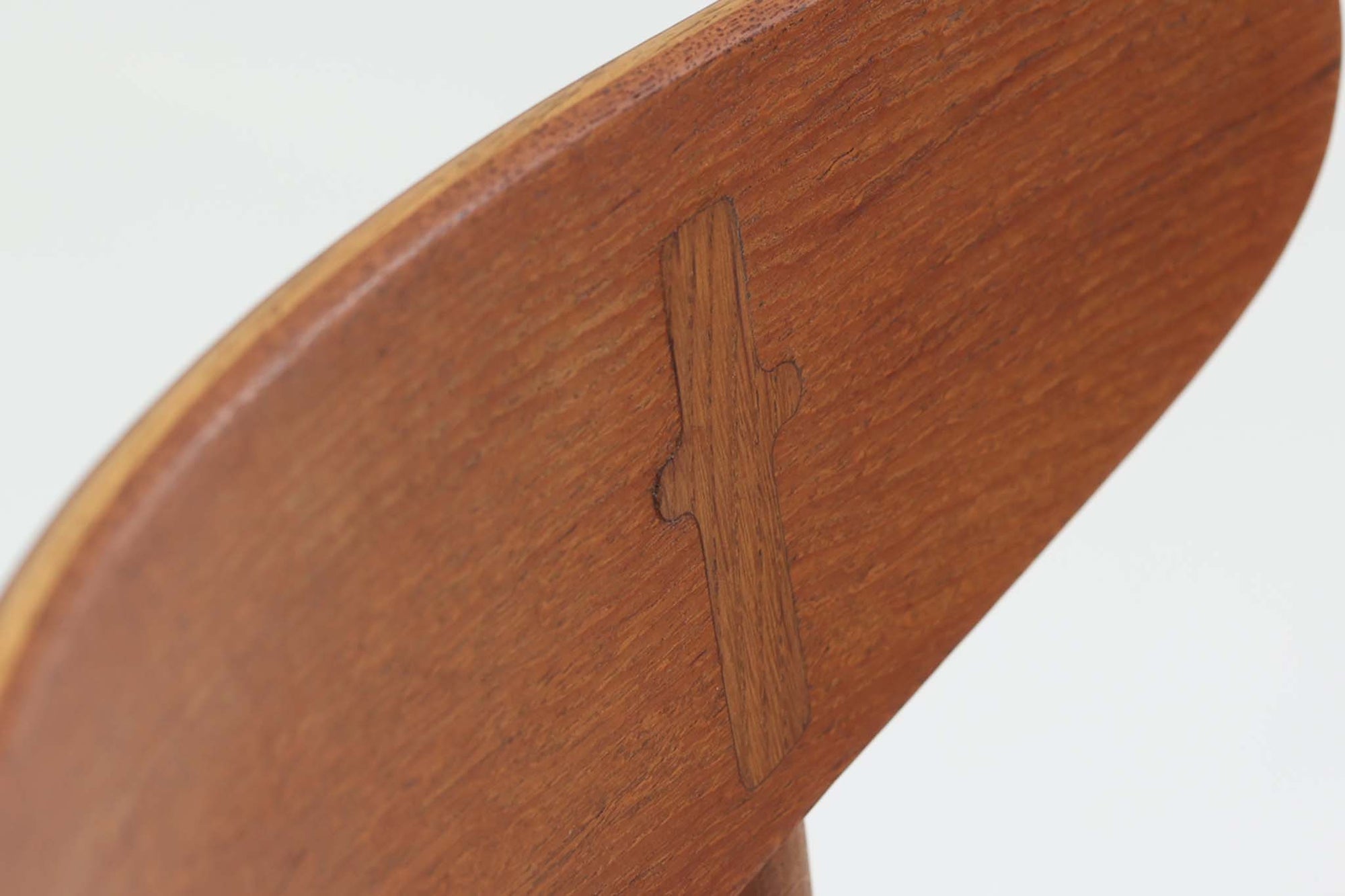 CH30は、ハンス・J・ウェグナーがデザインし、Carl Hansen &amp; Son社によって製造された名作ダイニングチェア。チーク材とオーク材を組み合わせた美しいコントラストが特徴で、木の温もりと洗練されたフォルムが魅力です。特に背もたれと後ろ脚の繋ぎ目は、そのデザインの特徴となっており、独自性とクラフトマンシップの見本と言えるでしょう。背もたれにチーク材が使用された希少なモデルです。人気のため現在復刻されましたが、チーク材とオーク材の組み合わせはビンテージ品でのみ入手可能です。