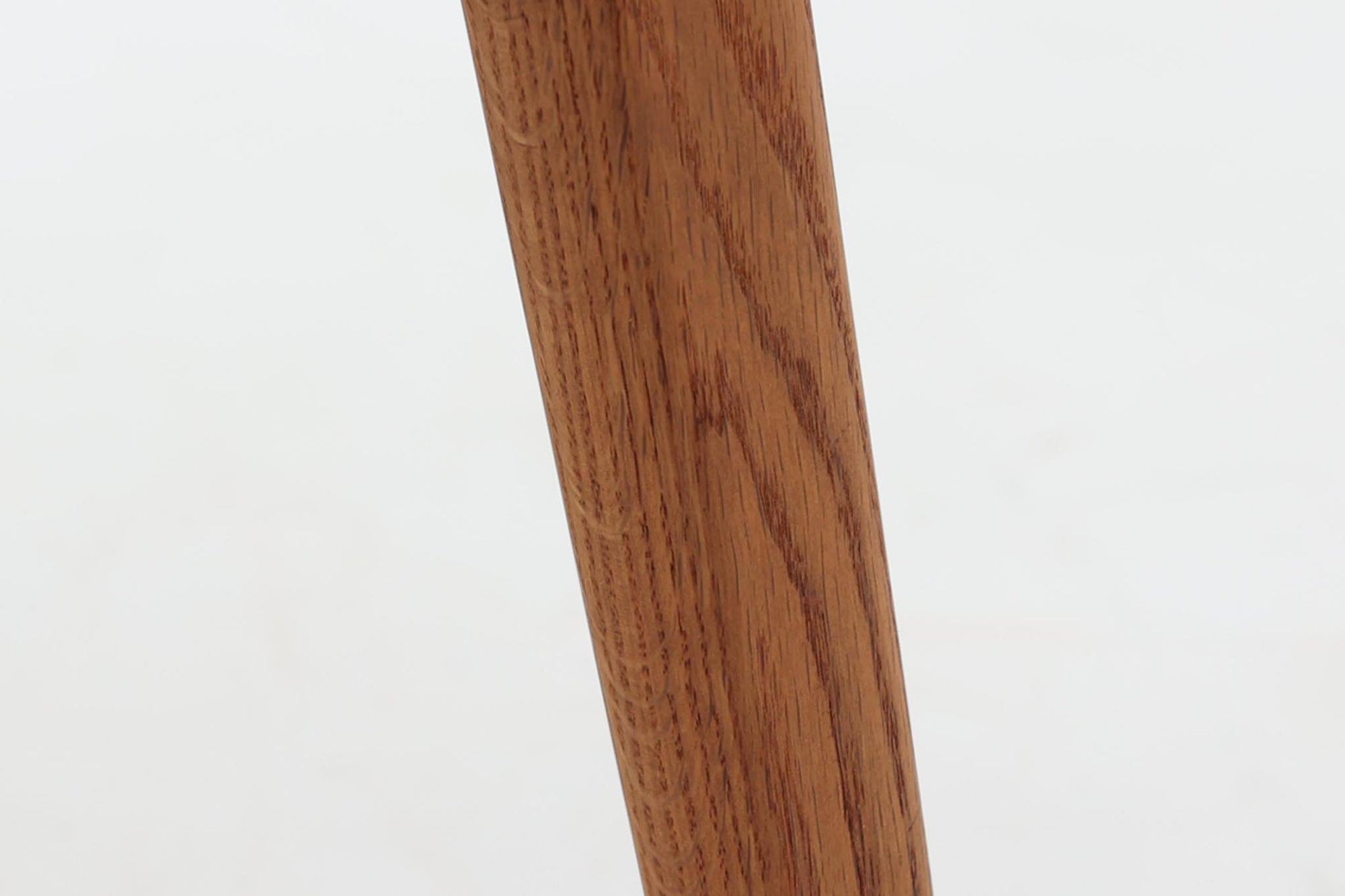 CH30は、ハンス・J・ウェグナーがデザインし、Carl Hansen &amp; Son社によって製造された名作ダイニングチェア。チーク材とオーク材を組み合わせた美しいコントラストが特徴で、木の温もりと洗練されたフォルムが魅力です。特に背もたれと後ろ脚の繋ぎ目は、そのデザインの特徴となっており、独自性とクラフトマンシップの見本と言えるでしょう。背もたれにチーク材が使用された希少なモデルです。人気のため現在復刻されましたが、チーク材とオーク材の組み合わせはビンテージ品でのみ入手可能です。