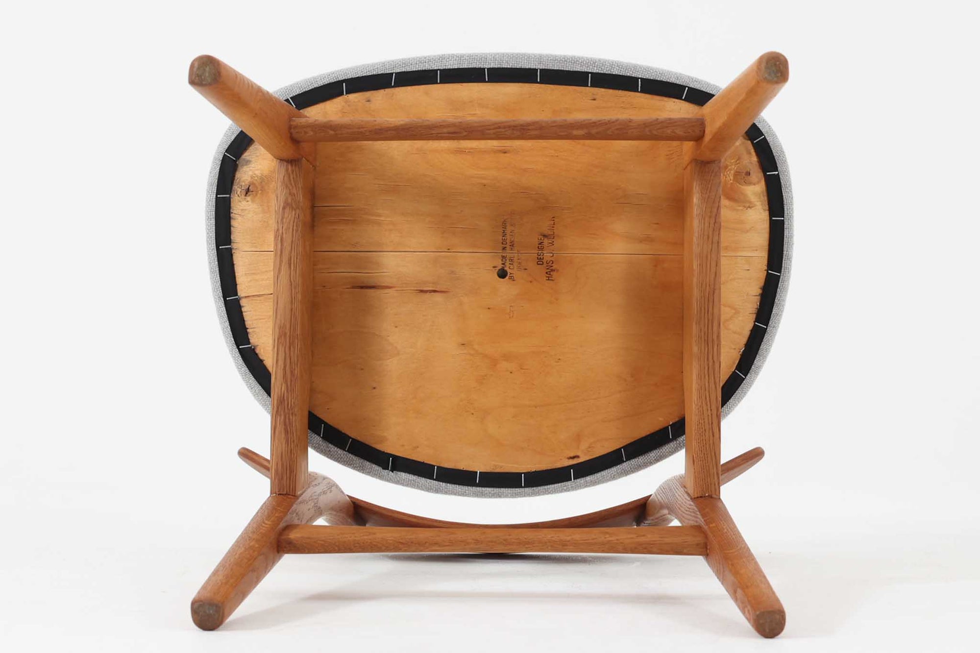 CH30は、ハンス・J・ウェグナーがデザインし、Carl Hansen &amp; Son社によって製造された名作ダイニングチェア。チーク材とオーク材を組み合わせた美しいコントラストが特徴で、木の温もりと洗練されたフォルムが魅力です。特に背もたれと後ろ脚の繋ぎ目は、そのデザインの特徴となっており、独自性とクラフトマンシップの見本と言えるでしょう。背もたれにチーク材が使用された希少なモデルです。人気のため現在復刻されましたが、チーク材とオーク材の組み合わせはビンテージ品でのみ入手可能です。